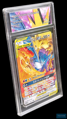 gros plan d'une carte pokemon dans un étui en plastique
