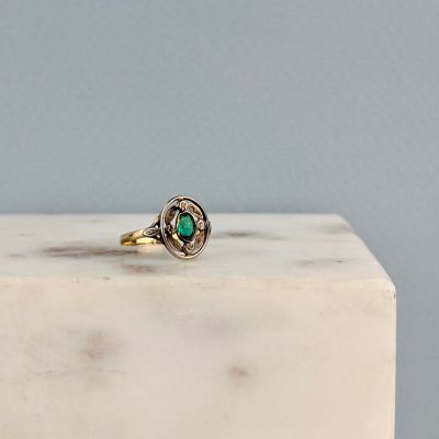 l'image d'une bague contenant une pierre verte
