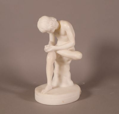 statue d'un homme assis sur un socle, les mains posées sur les genoux