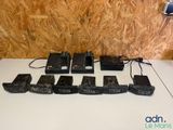 de nombreux appareils radio posés sur une table