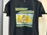 un t-shirt noir avec l'image d'un homme à moto