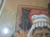 une photo d'une vieille femme avec un chat sur la tête
