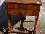 une petite table en bois surmontée d'un tiroir