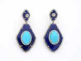 une photo d'une paire de boucles d'oreilles ornées de pierres bleues