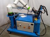 un robot posé sur un chariot bleu