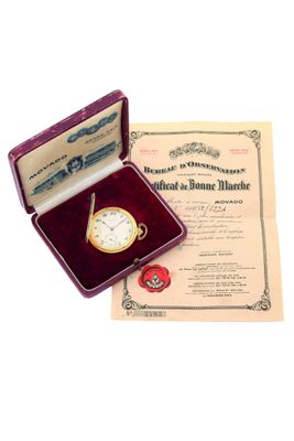 une petite boîte contenant une montre