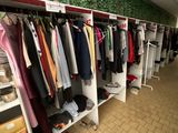 une pièce où se trouve un tas de vêtements sur un portant