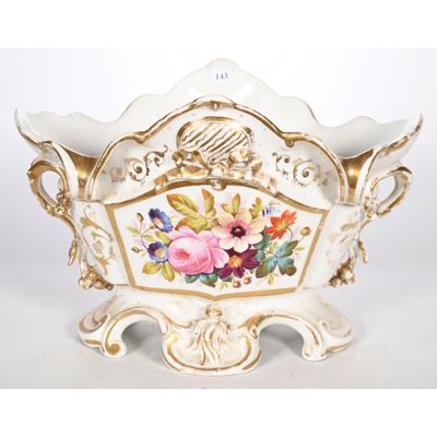 un vase blanc et doré orné de fleurs
