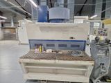 une machine placée au milieu d'une pièce