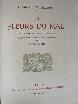 un livre sur lequel figure l'image d'une fleur