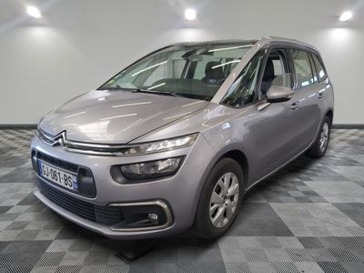 la citrole argentée est garée sur un carrelage en damier