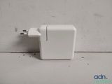un adaptateur secteur Apple branché sur un chargeur mural