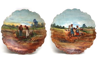 deux assiettes décoratives représentant un agriculteur et une agricultrice