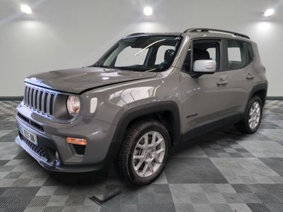 La jeep grise est garée dans le garage, sur un sol à damier.