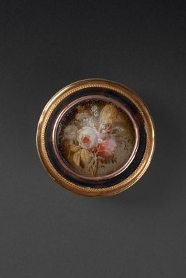 Boîte ronde en écaille à cerclage en or jaune ornée au centr…