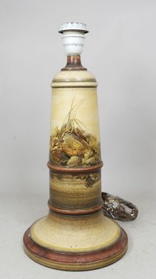 une lampe posée sur une table, entourée d'une chaîne