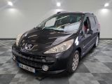 la photo d'une petite voiture noire garée dans un garage