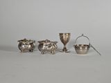trois objets en métal argenté, à savoir une tasse, une soucoupe et une cuillère