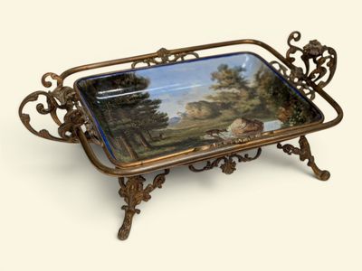 un plateau orné d'une peinture, posé sur une table