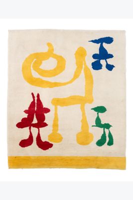 un tapis blanc orné d'un motif coloré