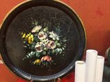 deux vases et une assiette posés sur une table