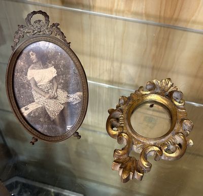 une vitrine en verre contenant la photo d'une femme et d'un oiseau