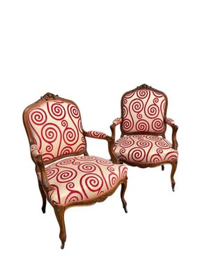 PAIRE DE FAUTEUILS "A LA REINE" en bois naturel mouluré et s…