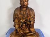 statue de Bouddha assis sur une table bleue recouverte d'un tissu bleu