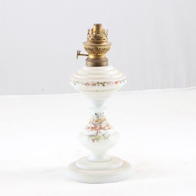 Lampe à pétrole de forme balustre en opaline blanche à décor…
