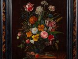 tableau représentant un vase de fleurs posé sur une table dans une pièce sombre