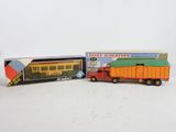 deux camions jouets assis l'un à côté de l'autre