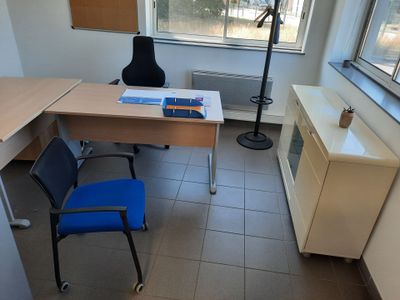 un bureau avec une chaise et une lampe dans une pièce