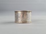gros plan d'une bague en argent sur une surface blanche