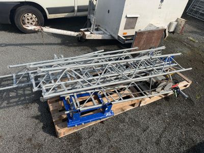un camion attelé à une remorque, garé sur un parking