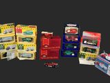 un grand nombre de petites voitures posées sur une table