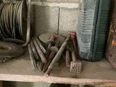une étagère sur laquelle sont posés tout un tas d'outils
