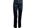 Le mannequin porte un pantalon noir et un haut blanc.