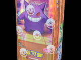 une boîte contenant une figurine de Pokémon