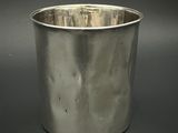 une coupe en argent posée sur une table