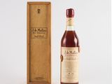 une photo d'une bouteille de whisky à côté d'une caisse en bois