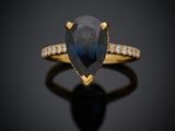 une bague sertie d'un saphir en forme de poire et de diamants