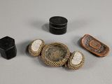 plusieurs bijoux, dont une montre, un coffret et un autre coffret