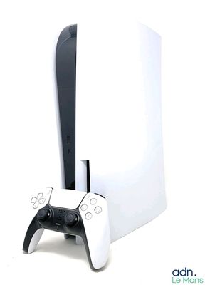 une console de jeux vidéo en noir et blanc avec une manette