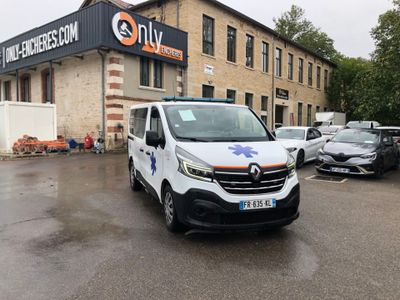 une camionnette garée devant un immeuble, sur un parking