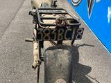 une moto garée sur le côté de la route