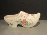 un sabot en bois blanc orné de fleurs rouges et roses