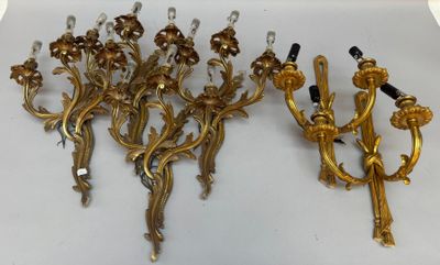 de nombreuses appliques dorées accrochées au mur