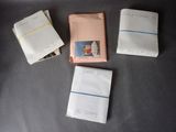 Plusieurs petits livres sont alignés sur une surface noire