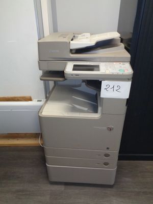 une photo d'une imprimante multifonction dans une pièce