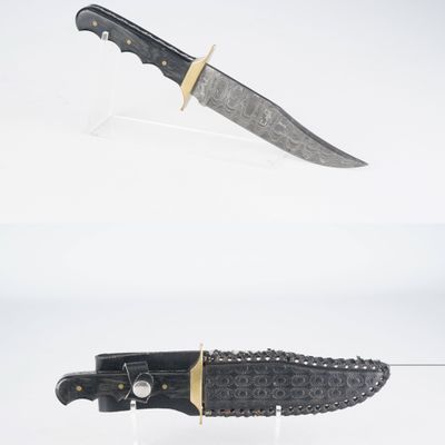 deux types de couteaux différents exposés sur une surface blanche